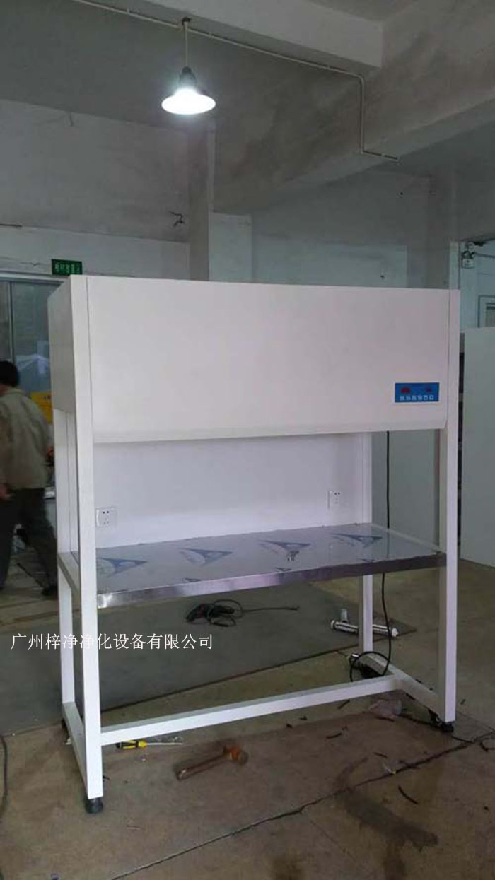 超凈工作臺是在操作臺面以上的空間局部形成無塵潔凈室環境的裝置，是凈化空調系統中游離于系統之外的一種凈化設備。