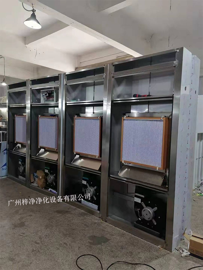 全自動風淋室由箱體、不銹鋼門、初效過濾器、高效過濾器、送風機、配電箱、噴嘴等幾大部件組成。