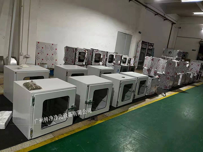 傳遞窗是潔凈室設計中用于隔離不同潔凈度級別區域的一種關鍵設備。